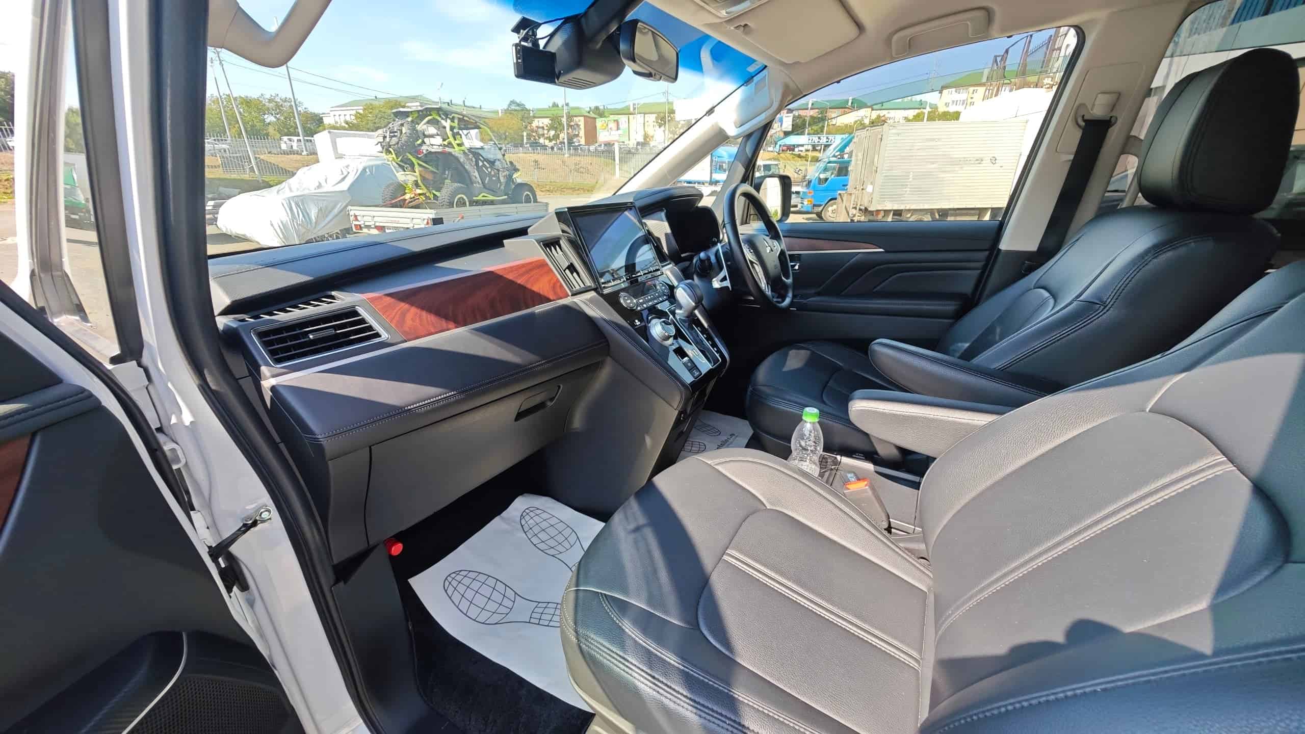 Mitsubishi Delica D:5 — салон, кожа